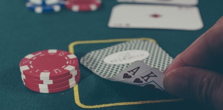 Table game atmosphere image for 4999 bet live casino browsing on mobile